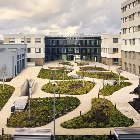Blick auf den curaparc campus mit Außenanlage