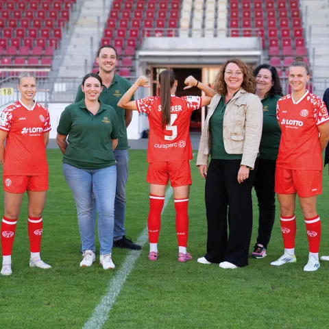 curaparc clinic Team mit dem Frauenfußball des 1. FSV Mainz 05